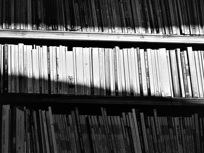 En stak med bøger på en hylde