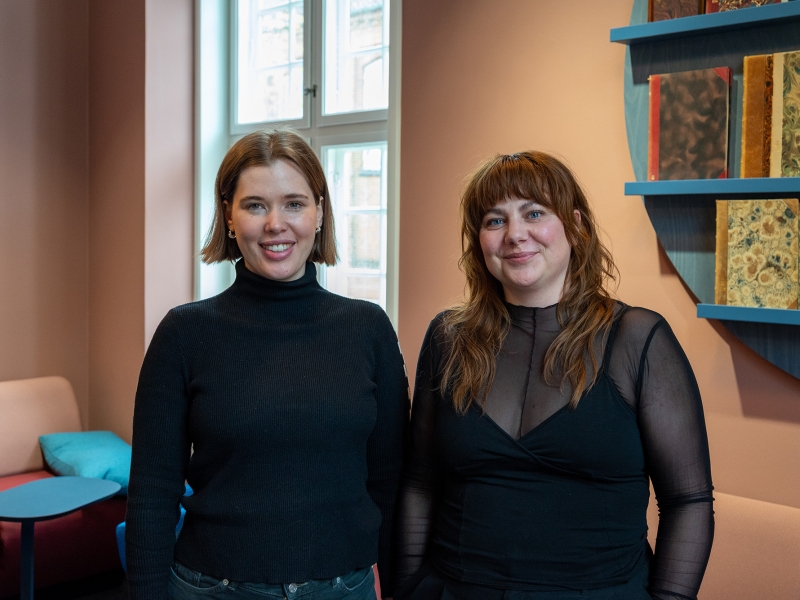 Billede af Silkeborg Bibliotekernes kulturformidlere Ida McDonald og Emma Svankjær Morel 
