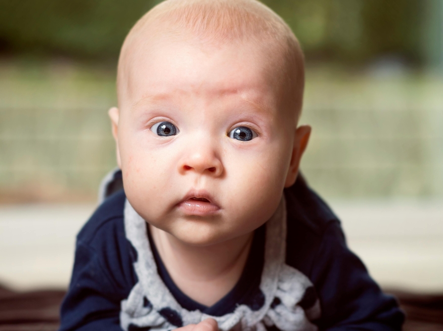 Baby, der ligger på maven